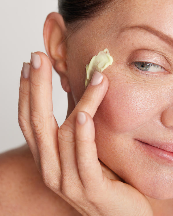 Model applying Young Goose Youth Daily Moisturizing Cream #15ml